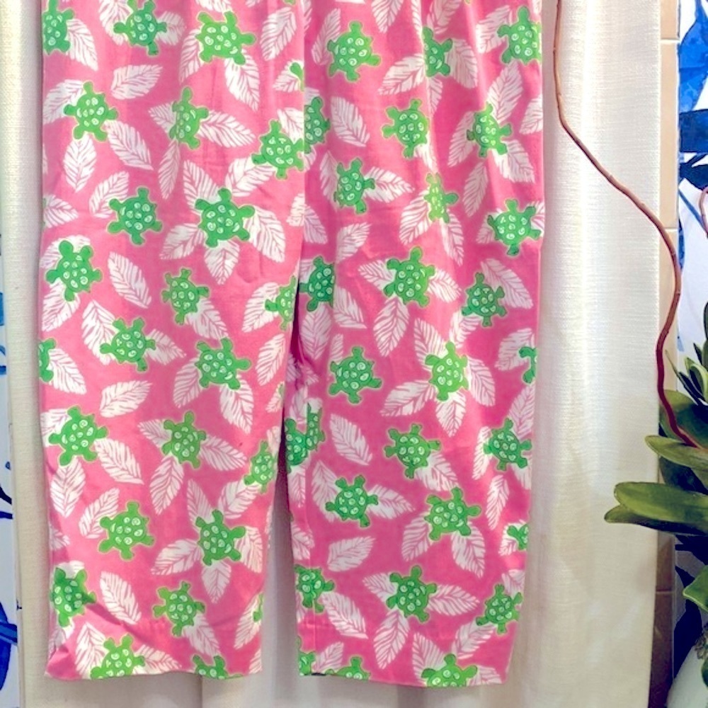 Women’s Briggs Petite Pink Green Turtles White Leaf Capri Cropped Stretch Pants - Picture 3 of 8